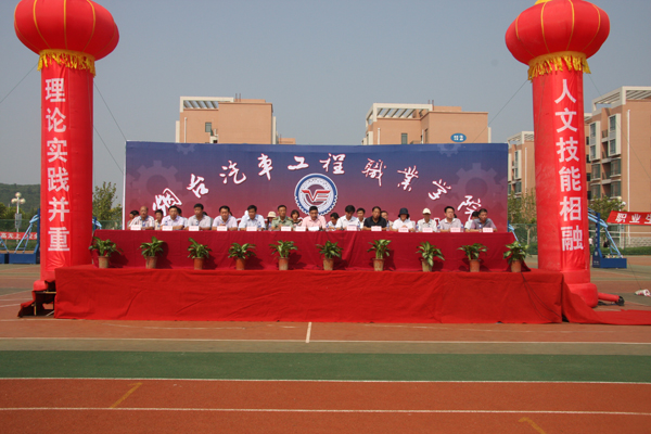 尹桂瓒院长在2010年秋新生开学典礼上讲话071.jpg