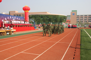 2010级新生接受部队首长和学院领导的检阅012.jpg