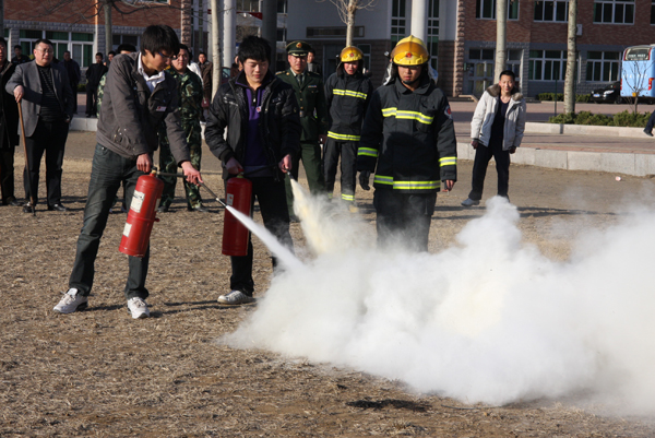 学生亲自动手进行灭火演习